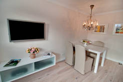Wohnzimmer mit Flatscreen & Playstation